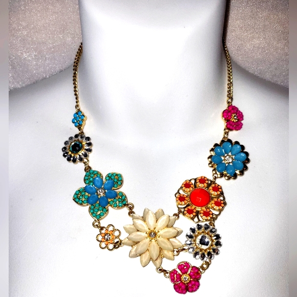 Source Unknown Jewelry - *HOST PICK* Gorgeous Delicate Floral Gold Tone Statement Necklace
